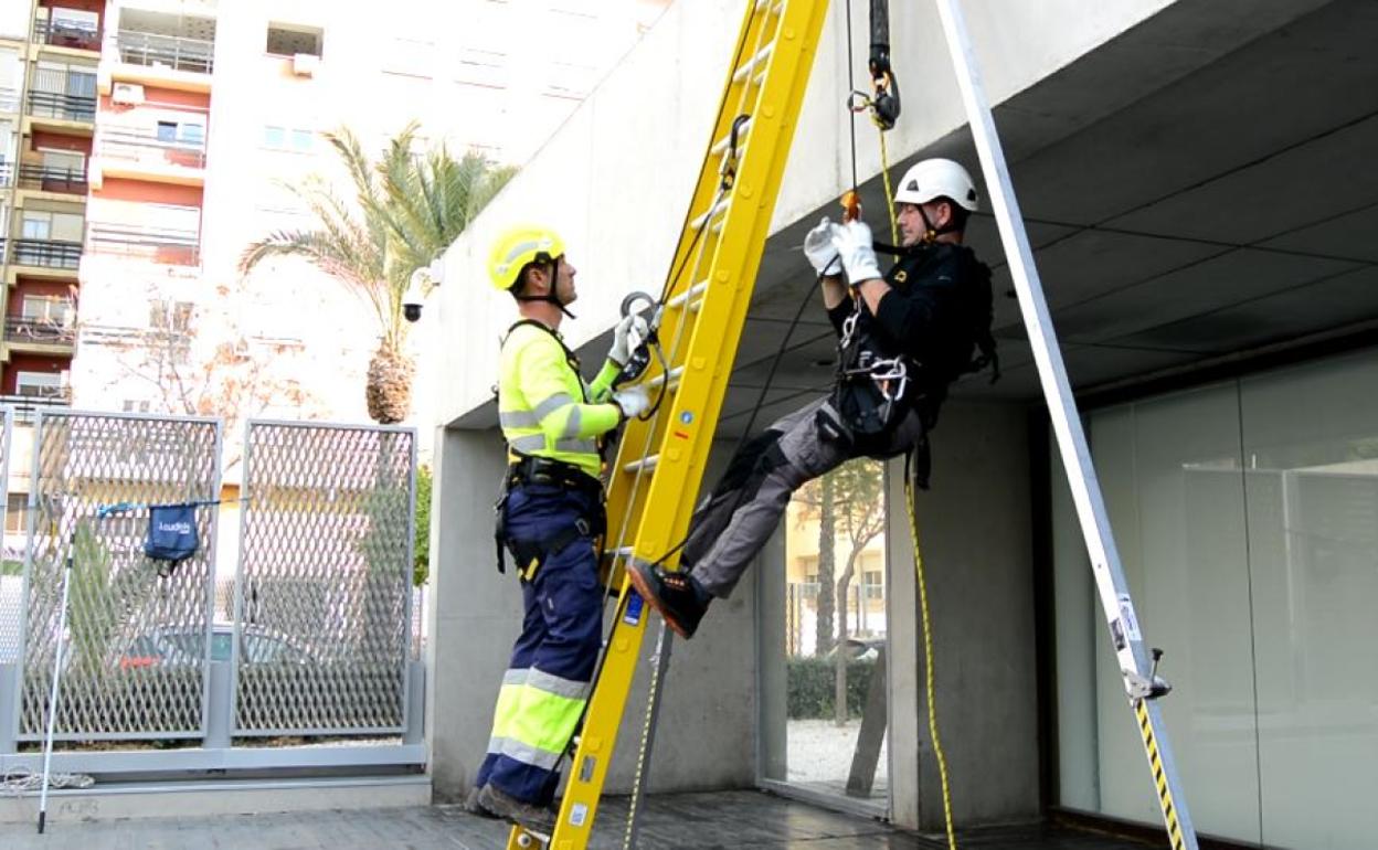 Las caídas en altura suponen el 17 de los accidentes laborales Ideal